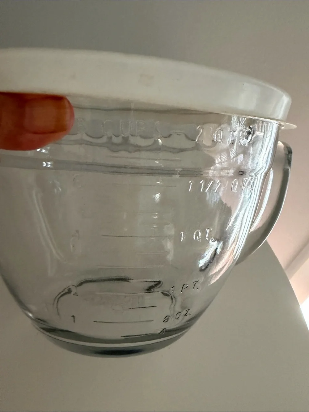 Pampered chef’s batter mixing Bowl with White Lid - Home Kitchen